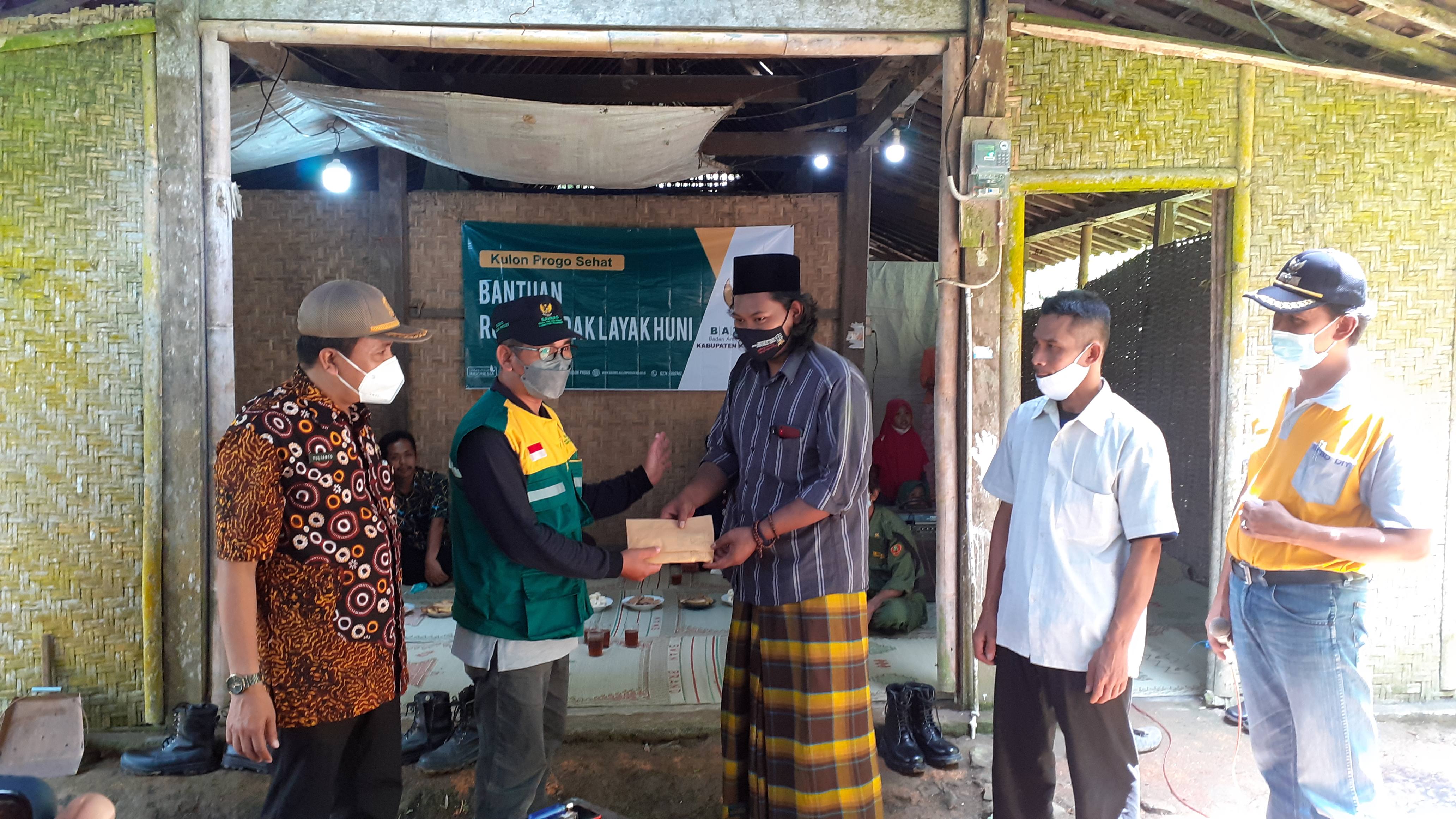 Baznas Kulon Progo Salurkan Bantuan Bedah Rumah Untuk Warga Kalirejo