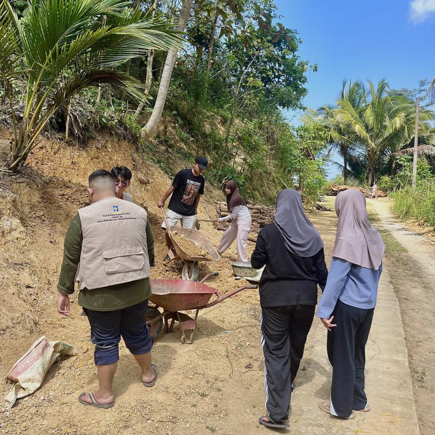 Partisipasi Mahasiswa KKN UII Dalam Kerja Bakti di Kalurahan Kalirejo